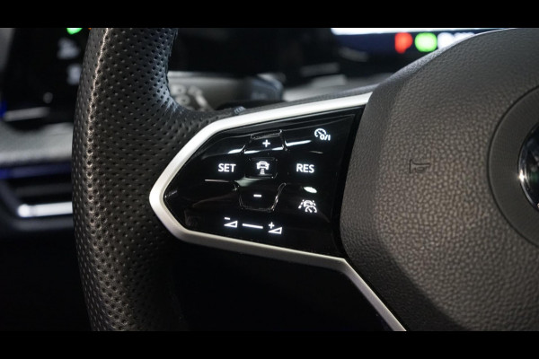 Volkswagen Golf VIII 1.5 eTSI R-Line ACC-AMBIANCE-CAMERA-HARMAN KARDON-IQ LIGHT-PANORAMA-NAVIGATIE