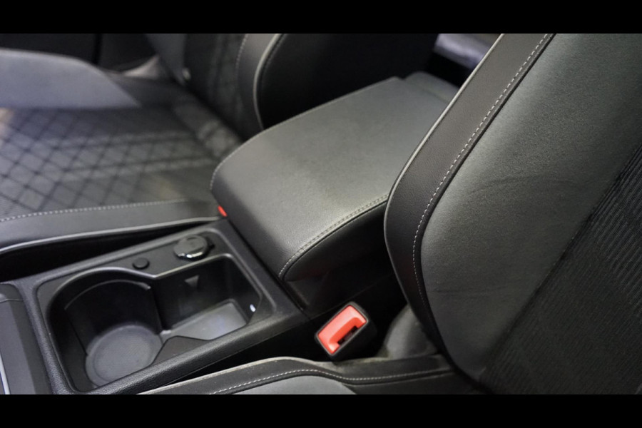 Volkswagen Golf VIII 1.5 eTSI R-Line ACC-AMBIANCE-CAMERA-HARMAN KARDON-IQ LIGHT-PANORAMA-NAVIGATIE