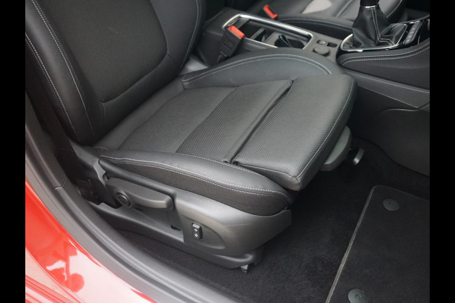 Opel Astra 1.2 Turbo 130 Pk Elegance | Navigatie Pro | Lederen bekleding | Winterpack | Climate Control | Parkeersensoren/Camera  | Privacy Glass |  Carplay/AndroidAuto |