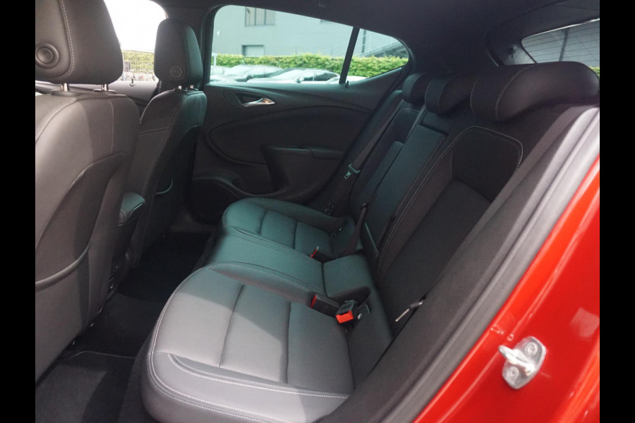 Opel Astra 1.2 Turbo 130 Pk Elegance | Navigatie Pro | Lederen bekleding | Winterpack | Climate Control | Parkeersensoren/Camera  | Privacy Glass |  Carplay/AndroidAuto |