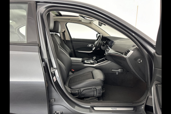 BMW 3-serie 320i Executive Edition Sport-Line Aut. *PANO | LEATHER-MICROFIBRE | FULL-LED | DIGI-COCKPIT | SPORT-SEATS | HIFI-SOUND | NAVI-FULLMAP | AMBIENT-LIGHT | ECC | CARPLAY | DAB | PDC | CRUISE | 17''ALU*