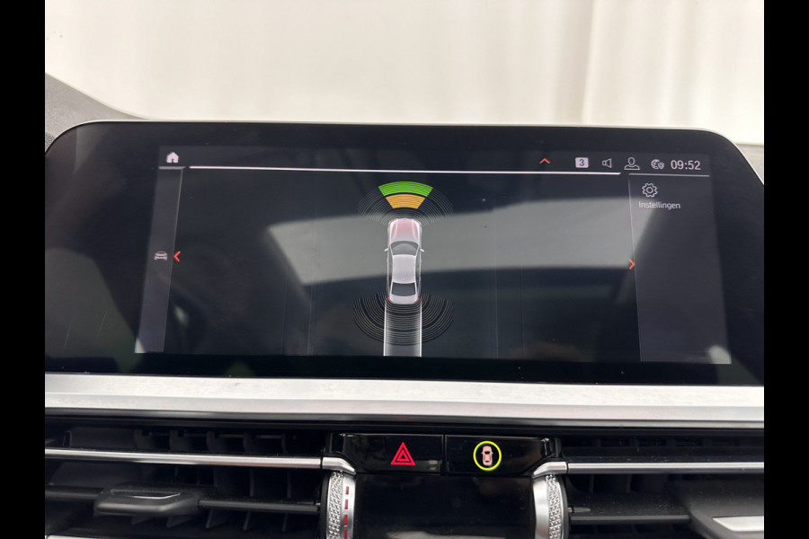 BMW 3-serie 320i Executive Edition Sport-Line Aut. *PANO | LEATHER-MICROFIBRE | FULL-LED | DIGI-COCKPIT | SPORT-SEATS | HIFI-SOUND | NAVI-FULLMAP | AMBIENT-LIGHT | ECC | CARPLAY | DAB | PDC | CRUISE | 17''ALU*