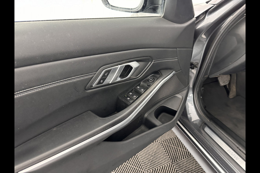 BMW 3-serie 320i Executive Edition Sport-Line Aut. *PANO | LEATHER-MICROFIBRE | FULL-LED | DIGI-COCKPIT | SPORT-SEATS | HIFI-SOUND | NAVI-FULLMAP | AMBIENT-LIGHT | ECC | CARPLAY | DAB | PDC | CRUISE | 17''ALU*