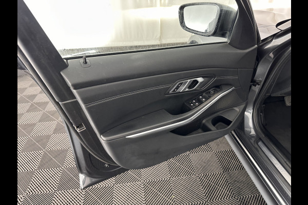 BMW 3-serie 320i Executive Edition Sport-Line Aut. *PANO | LEATHER-MICROFIBRE | FULL-LED | DIGI-COCKPIT | SPORT-SEATS | HIFI-SOUND | NAVI-FULLMAP | AMBIENT-LIGHT | ECC | CARPLAY | DAB | PDC | CRUISE | 17''ALU*