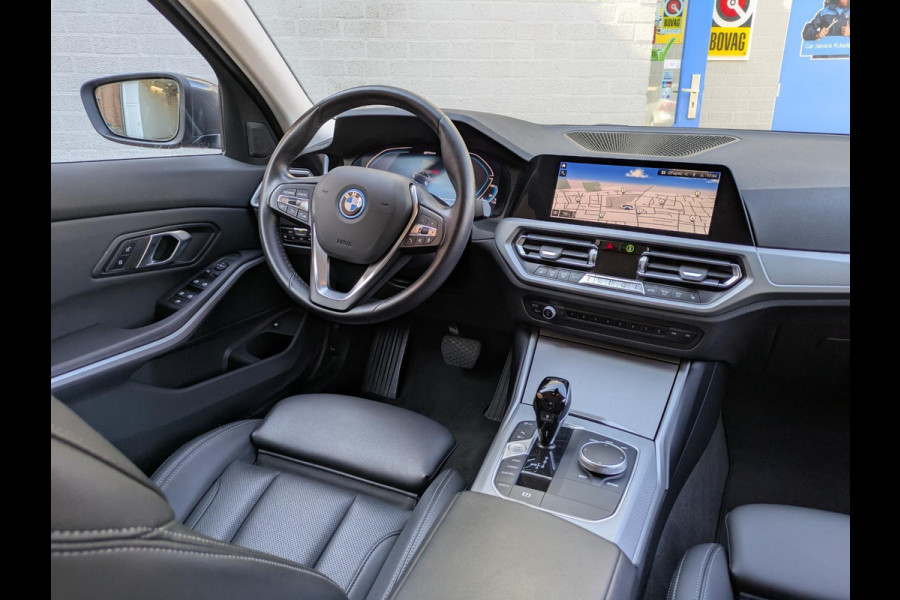 BMW 3-serie 330e High Executive|Sportstoelen|Camera|Live-Cockpit-Pro|Park-Assist|Active-Guard-Plus|HiFi-Audio