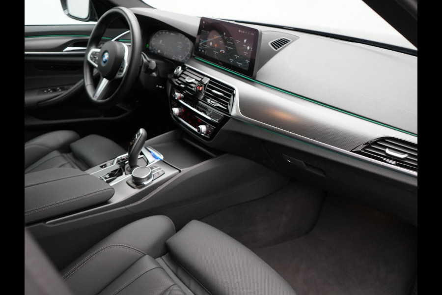 BMW 5 Serie Touring 530e xDrive M Sport Plug in Hybrid | PHEV | Adaptive Cruise | Meesturende achteras | Lederen Sportstoelen Memory | Adaptive Onderstel | Carplay | Camera | LED |