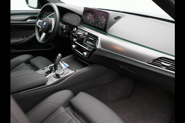 BMW 5 Serie Touring 530e xDrive M Sport Plug in Hybrid | PHEV | Adaptive Cruise | Meesturende achteras | Lederen Sportstoelen Memory | Adaptive Onderstel | Carplay | Camera | LED |