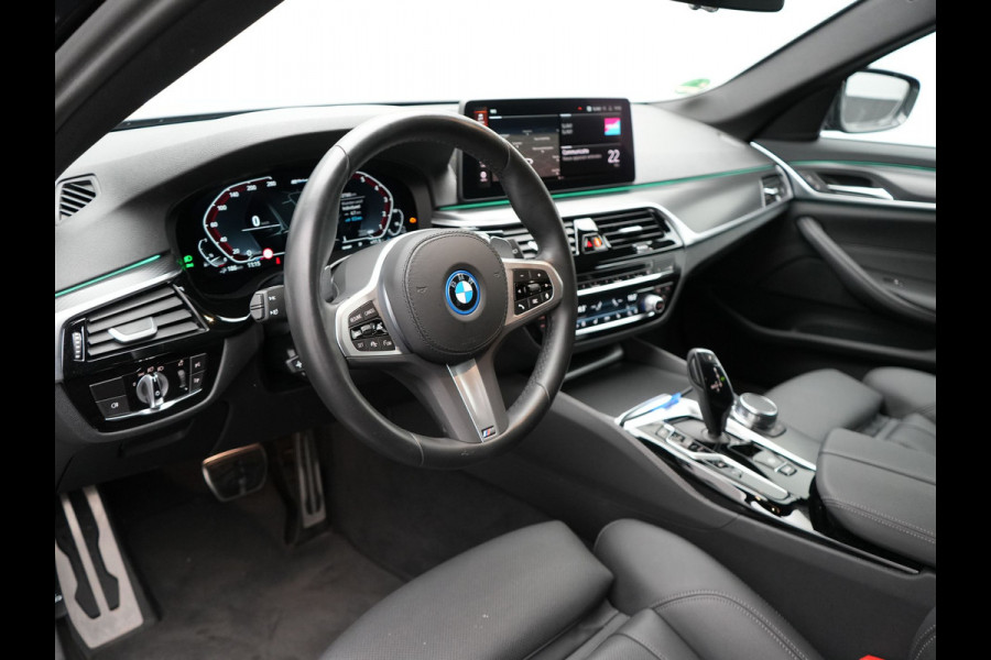 BMW 5 Serie Touring 530e xDrive M Sport Plug in Hybrid | PHEV | Adaptive Cruise | Meesturende achteras | Lederen Sportstoelen Memory | Adaptive Onderstel | Carplay | Camera | LED |