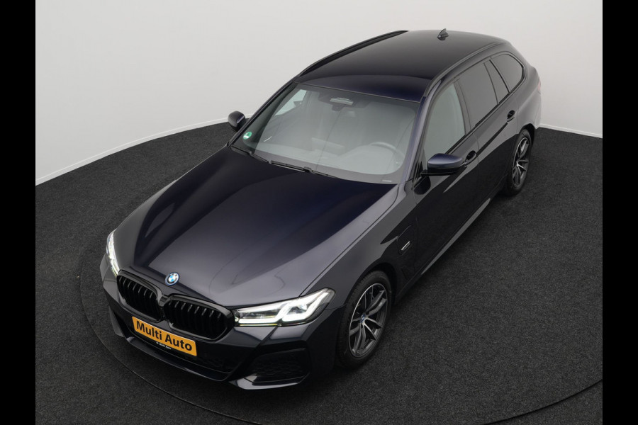BMW 5 Serie Touring 530e xDrive M Sport Plug in Hybrid | PHEV | Adaptive Cruise | Meesturende achteras | Lederen Sportstoelen Memory | Adaptive Onderstel | Carplay | Camera | LED |