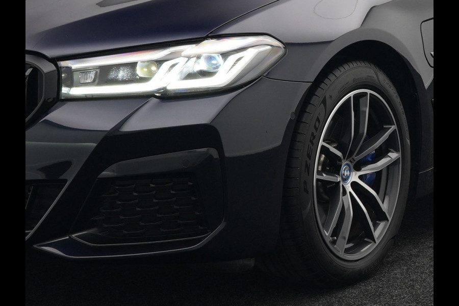 BMW 5 Serie Touring 530e xDrive M Sport Plug in Hybrid | PHEV | Adaptive Cruise | Meesturende achteras | Lederen Sportstoelen Memory | Adaptive Onderstel | Carplay | Camera | LED |