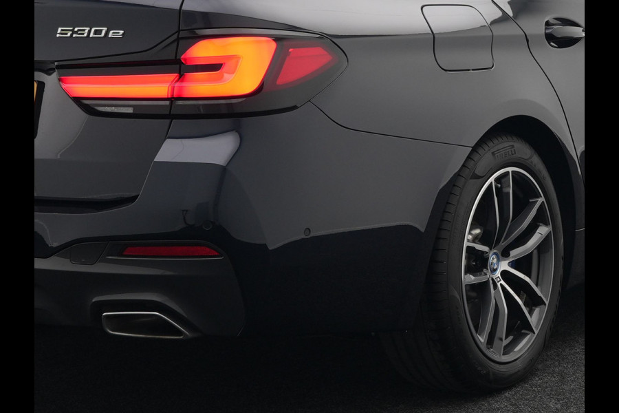 BMW 5 Serie Touring 530e xDrive M Sport Plug in Hybrid | PHEV | Adaptive Cruise | Meesturende achteras | Lederen Sportstoelen Memory | Adaptive Onderstel | Carplay | Camera | LED |