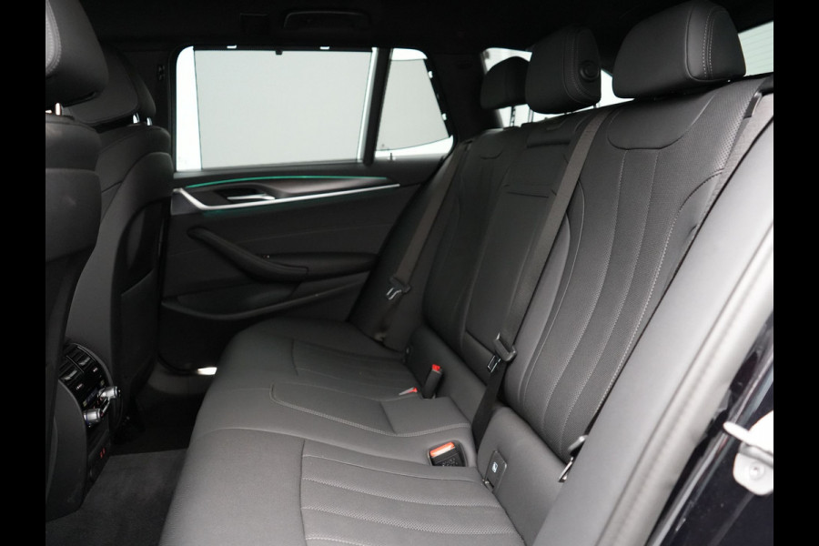 BMW 5 Serie Touring 530e xDrive M Sport Plug in Hybrid | PHEV | Adaptive Cruise | Meesturende achteras | Lederen Sportstoelen Memory | Adaptive Onderstel | Carplay | Camera | LED |