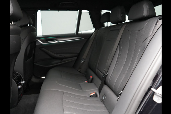 BMW 5 Serie Touring 530e xDrive M Sport Plug in Hybrid | PHEV | Adaptive Cruise | Meesturende achteras | Lederen Sportstoelen Memory | Adaptive Onderstel | Carplay | Camera | LED |