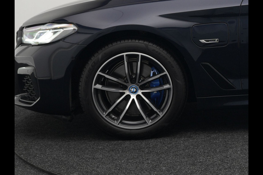 BMW 5 Serie Touring 530e xDrive M Sport Plug in Hybrid | PHEV | Adaptive Cruise | Meesturende achteras | Lederen Sportstoelen Memory | Adaptive Onderstel | Carplay | Camera | LED |