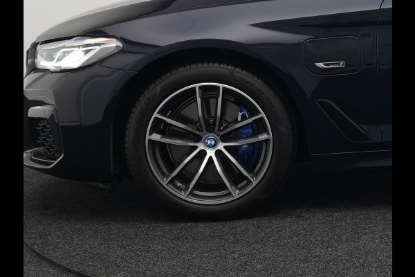 BMW 5 Serie Touring 530e xDrive M Sport Plug in Hybrid | PHEV | Adaptive Cruise | Meesturende achteras | Lederen Sportstoelen Memory | Adaptive Onderstel | Carplay | Camera | LED |
