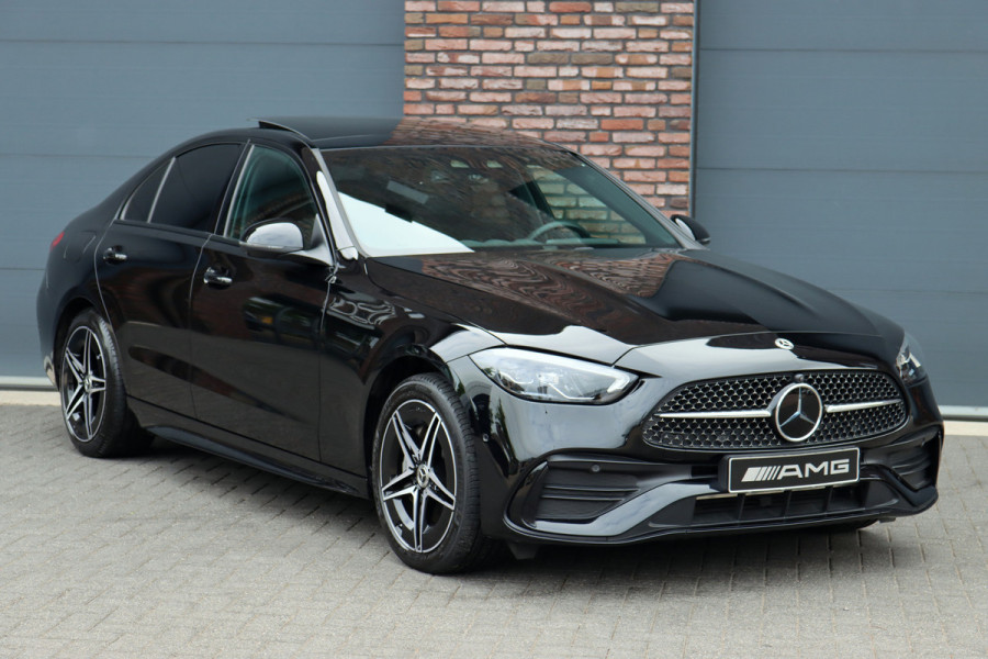 Mercedes-Benz C-Klasse 300 e 4MATIC AMG Line Aut9 | Panoramadak | Distronic+ | Verwarmd Stuurwiel | Stoelverwarming Achter | Surround Camera | Nightpakket | High Perf. LED |