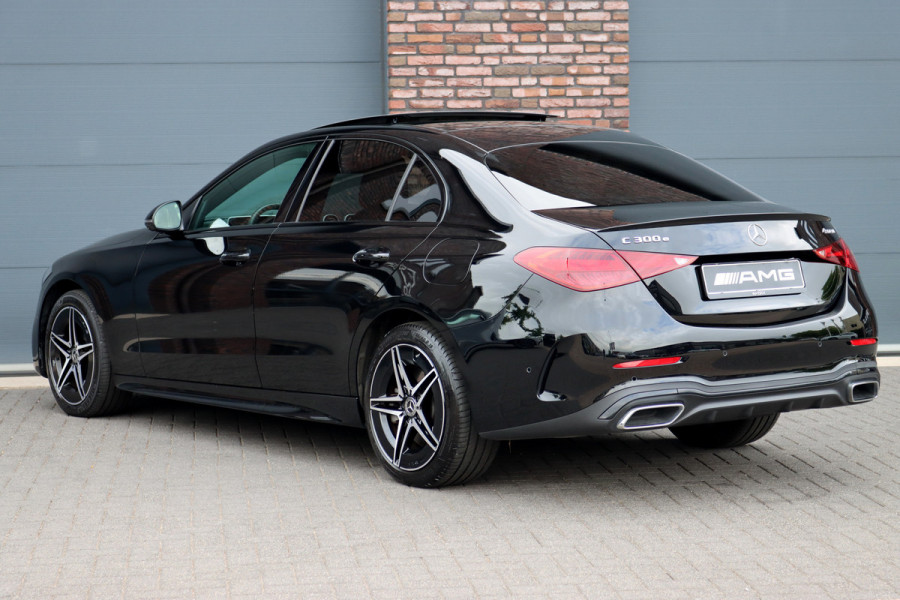 Mercedes-Benz C-Klasse 300 e 4MATIC AMG Line Aut9 | Panoramadak | Distronic+ | Verwarmd Stuurwiel | Stoelverwarming Achter | Surround Camera | Nightpakket | High Perf. LED |