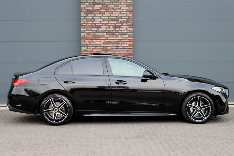 Mercedes-Benz C-Klasse 300 e 4MATIC AMG Line Aut9 | Panoramadak | Distronic+ | Verwarmd Stuurwiel | Stoelverwarming Achter | Surround Camera | Nightpakket | High Perf. LED |