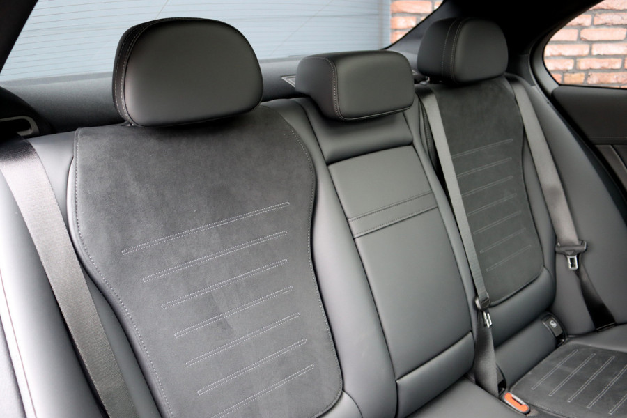 Mercedes-Benz C-Klasse 300 e 4MATIC AMG Line Aut9 | Panoramadak | Distronic+ | Verwarmd Stuurwiel | Stoelverwarming Achter | Surround Camera | Nightpakket | High Perf. LED |