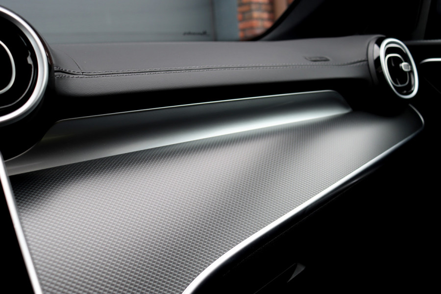 Mercedes-Benz C-Klasse 300 e 4MATIC AMG Line Aut9 | Panoramadak | Distronic+ | Verwarmd Stuurwiel | Stoelverwarming Achter | Surround Camera | Nightpakket | High Perf. LED |