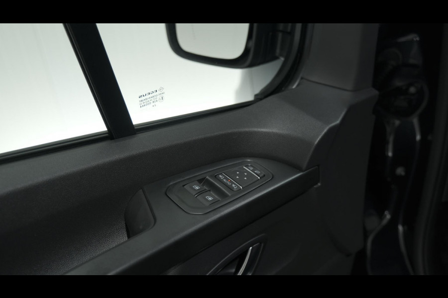 Renault Trafic 2.0 Blue dCi EDC 170 T29 L2H1 Extra DC | Direct Leverbaar | Camera | Navigatie | Climate Control | Dubbele Cabine