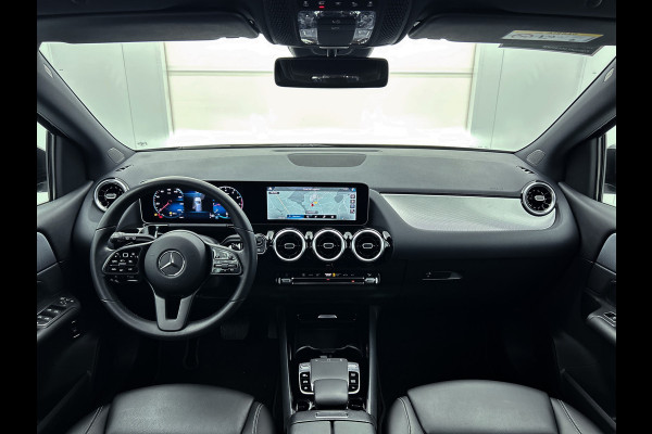 Mercedes-Benz B-Klasse 180 Business Solution | Achteruitrijcamera | Lichtmetalen velgen | Navigatie | Parking support | Trekhaak | Electrisch achterklep Inclusief 24 maanden MB Certified garantie voor Europa.