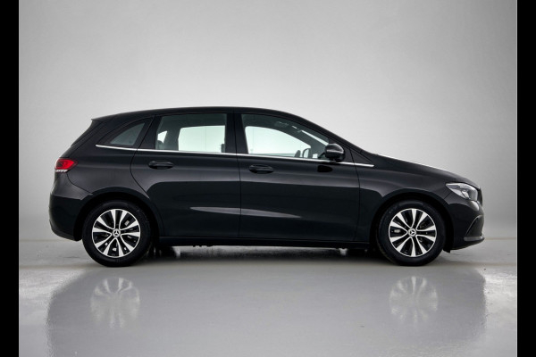 Mercedes-Benz B-Klasse 180 Business Solution | Achteruitrijcamera | Lichtmetalen velgen | Navigatie | Parking support | Trekhaak | Electrisch achterklep Inclusief 24 maanden MB Certified garantie voor Europa.