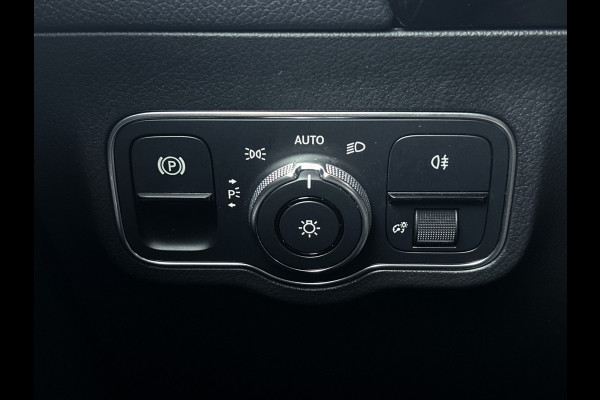 Mercedes-Benz B-Klasse 180 Business Solution | Achteruitrijcamera | Lichtmetalen velgen | Navigatie | Parking support | Trekhaak | Electrisch achterklep Inclusief 24 maanden MB Certified garantie voor Europa.