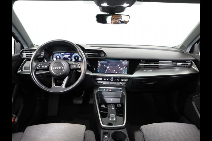 Audi A3 Sportback 30 TFSI Attitude 110PK Automaat | Navigatie | Parkeersensoren | Sportstoelen | 17" LM velgen |
