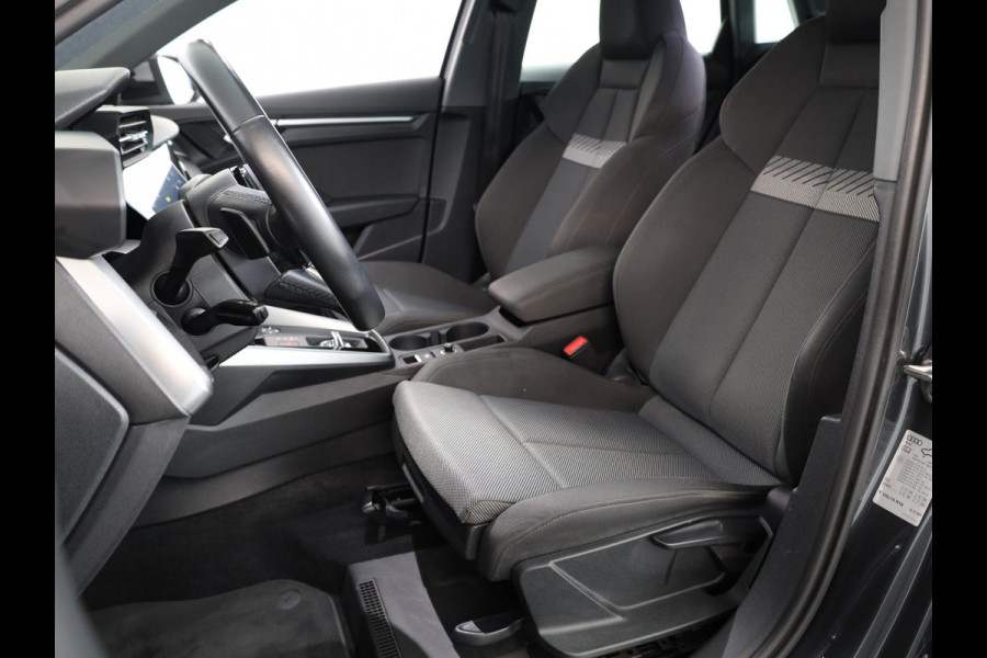 Audi A3 Sportback 30 TFSI Attitude 110PK Automaat | Navigatie | Parkeersensoren | Sportstoelen | 17" LM velgen |