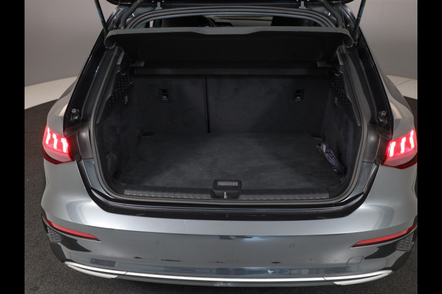 Audi A3 Sportback 30 TFSI Attitude 110PK Automaat | Navigatie | Parkeersensoren | Sportstoelen | 17" LM velgen |