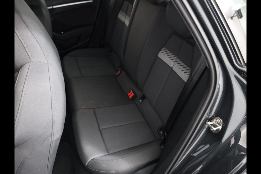Audi A3 Sportback 30 TFSI Attitude 110PK Automaat | Navigatie | Parkeersensoren | Sportstoelen | 17" LM velgen |