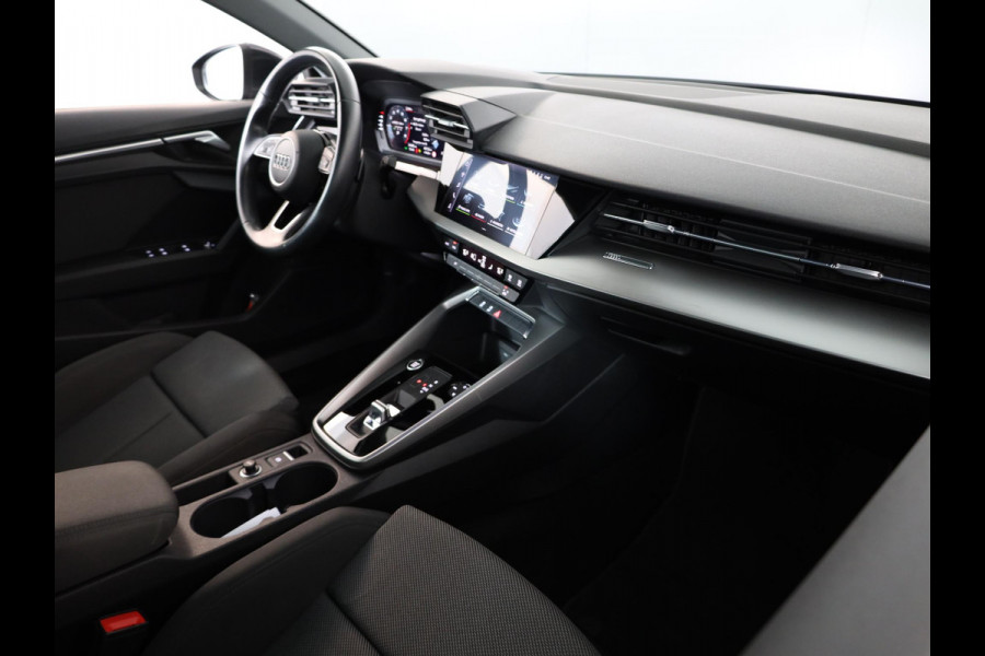 Audi A3 Sportback 30 TFSI Attitude 110PK Automaat | Navigatie | Parkeersensoren | Sportstoelen | 17" LM velgen |
