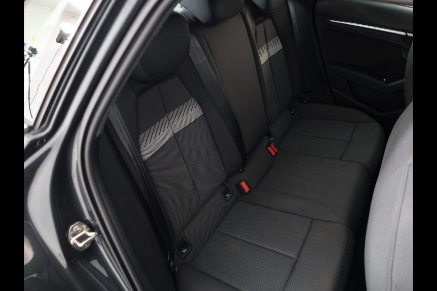 Audi A3 Sportback 30 TFSI Attitude 110PK Automaat | Navigatie | Parkeersensoren | Sportstoelen | 17" LM velgen |