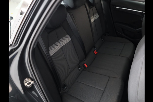 Audi A3 Sportback 30 TFSI Attitude 110PK Automaat | Navigatie | Parkeersensoren | Sportstoelen | 17" LM velgen |