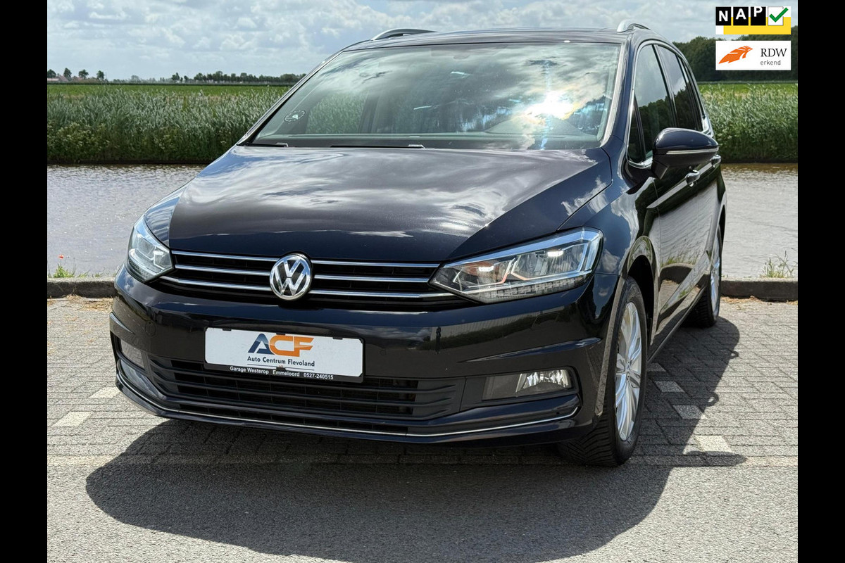 Volkswagen Touran 1.5 TSI Highline 7p / PANODAK / TREKHAAK / NAVI / LED / ETC.. Volkswagen Touran 1.5 TSI Highline 7p / PANODAK / TREKHAAK / NAVI / LED / ETC..