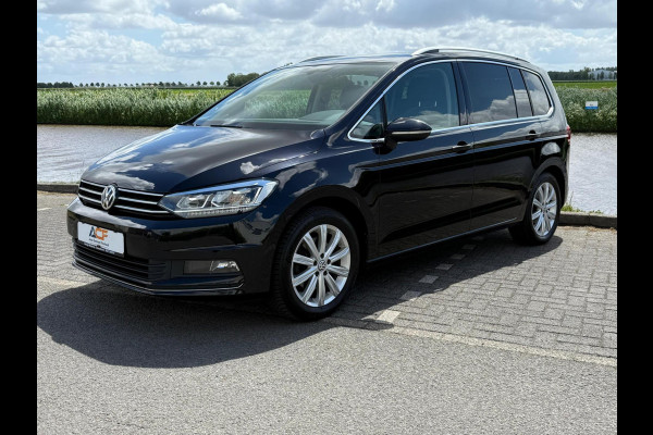 Volkswagen Touran 1.5 TSI Highline 7p / PANODAK / TREKHAAK / NAVI / LED / ETC..