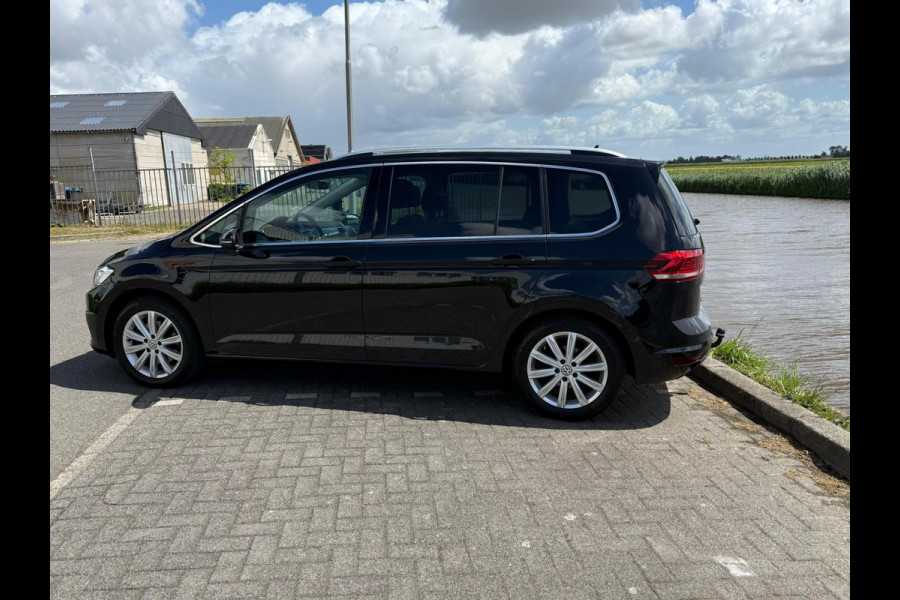 Volkswagen Touran 1.5 TSI Highline 7p / PANODAK / TREKHAAK / NAVI / LED / ETC..