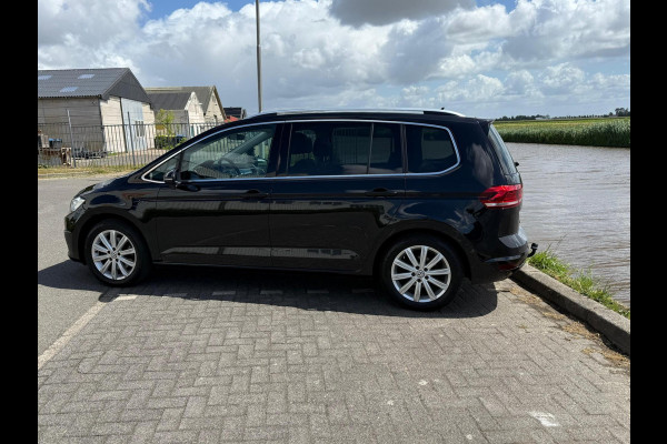 Volkswagen Touran 1.5 TSI Highline 7p / PANODAK / TREKHAAK / NAVI / LED / ETC..