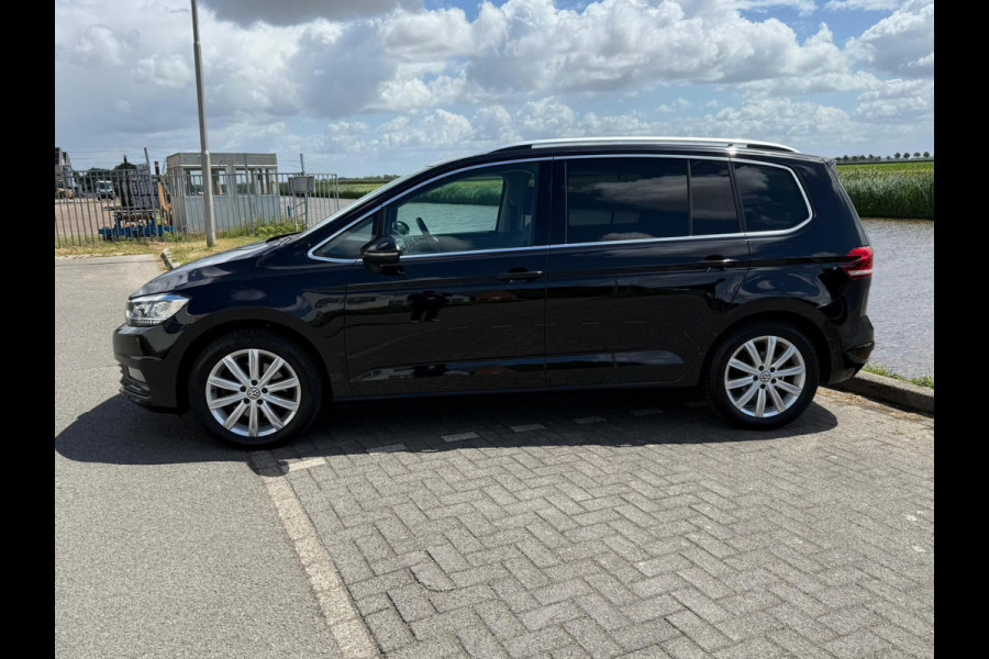 Volkswagen Touran 1.5 TSI Highline 7p / PANODAK / TREKHAAK / NAVI / LED / ETC..