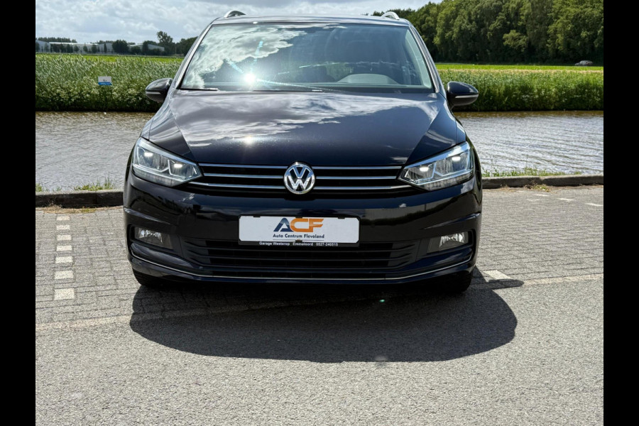 Volkswagen Touran 1.5 TSI Highline 7p / PANODAK / TREKHAAK / NAVI / LED / ETC..