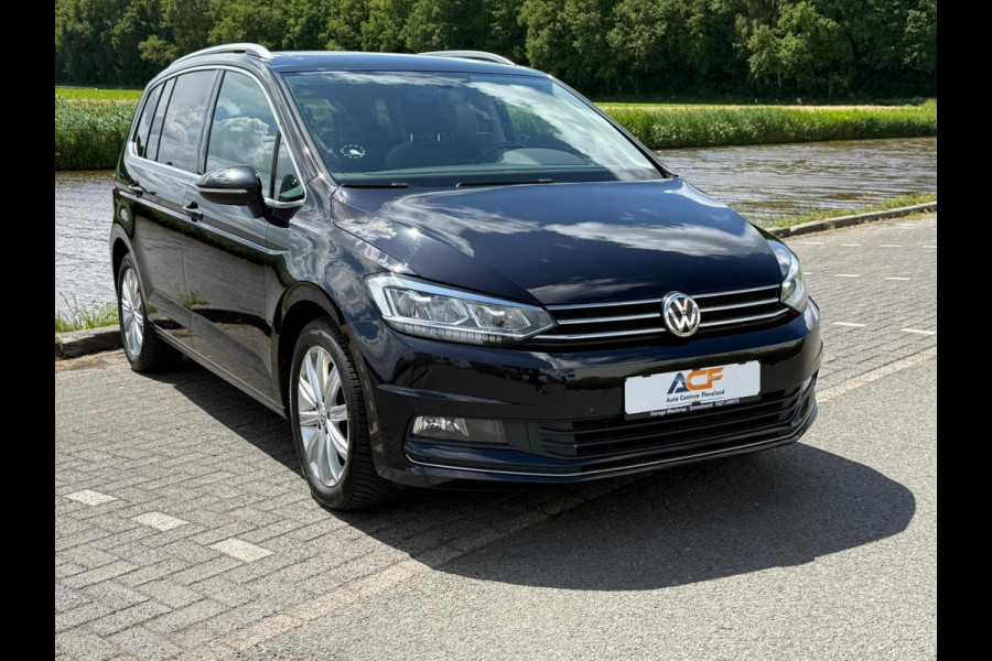Volkswagen Touran 1.5 TSI Highline 7p / PANODAK / TREKHAAK / NAVI / LED / ETC..