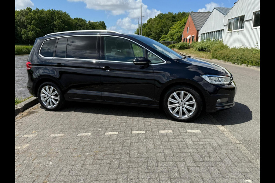 Volkswagen Touran 1.5 TSI Highline 7p / PANODAK / TREKHAAK / NAVI / LED / ETC..