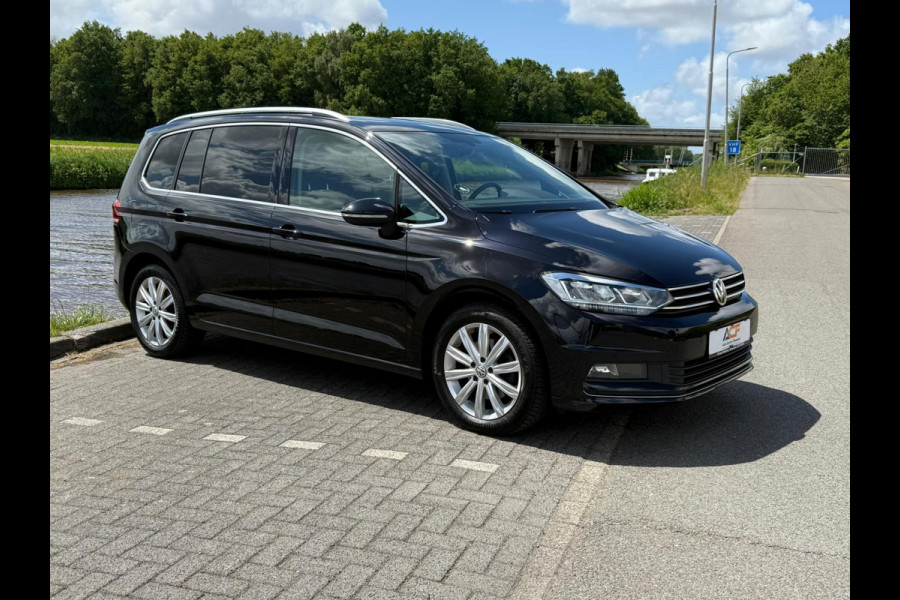 Volkswagen Touran 1.5 TSI Highline 7p / PANODAK / TREKHAAK / NAVI / LED / ETC..