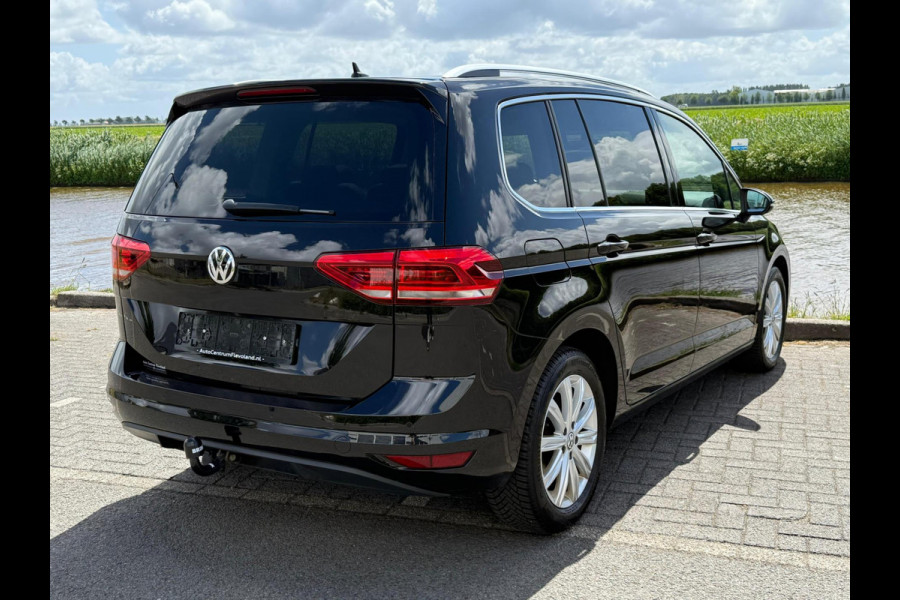 Volkswagen Touran 1.5 TSI Highline 7p / PANODAK / TREKHAAK / NAVI / LED / ETC..