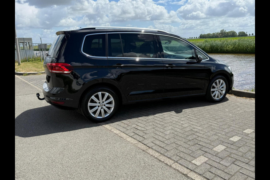 Volkswagen Touran 1.5 TSI Highline 7p / PANODAK / TREKHAAK / NAVI / LED / ETC..