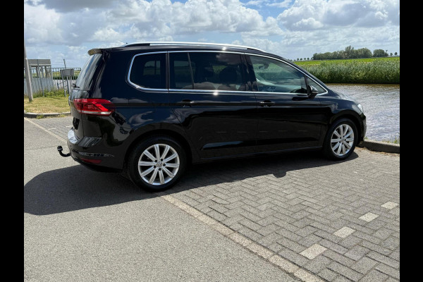 Volkswagen Touran 1.5 TSI Highline 7p / PANODAK / TREKHAAK / NAVI / LED / ETC..