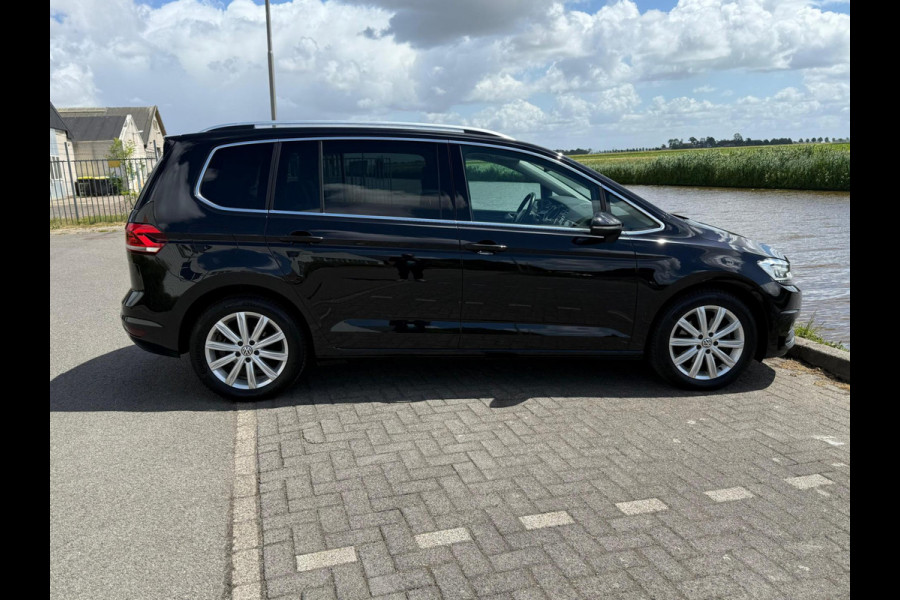 Volkswagen Touran 1.5 TSI Highline 7p / PANODAK / TREKHAAK / NAVI / LED / ETC..