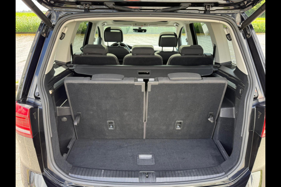 Volkswagen Touran 1.5 TSI Highline 7p / PANODAK / TREKHAAK / NAVI / LED / ETC..