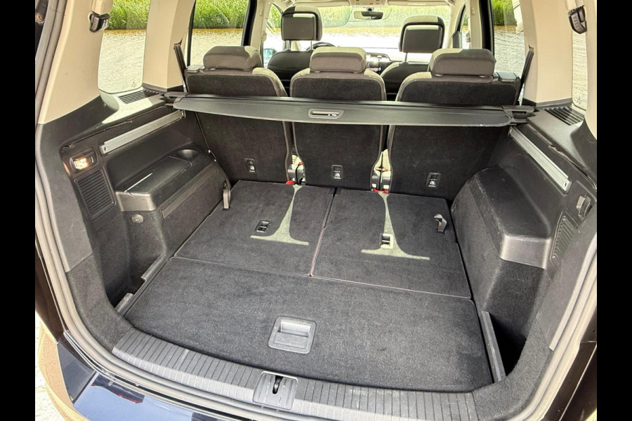 Volkswagen Touran 1.5 TSI Highline 7p / PANODAK / TREKHAAK / NAVI / LED / ETC..